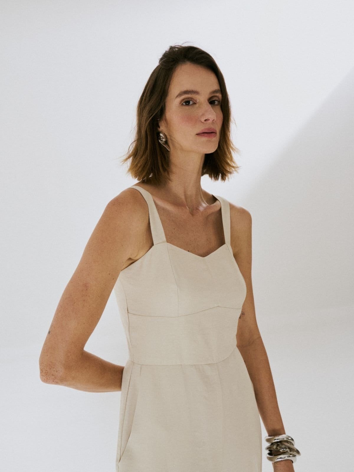 Vista 2 Macacão Via Lessa Charlotte Modelagem Reta Natural Via Lessa bege natural