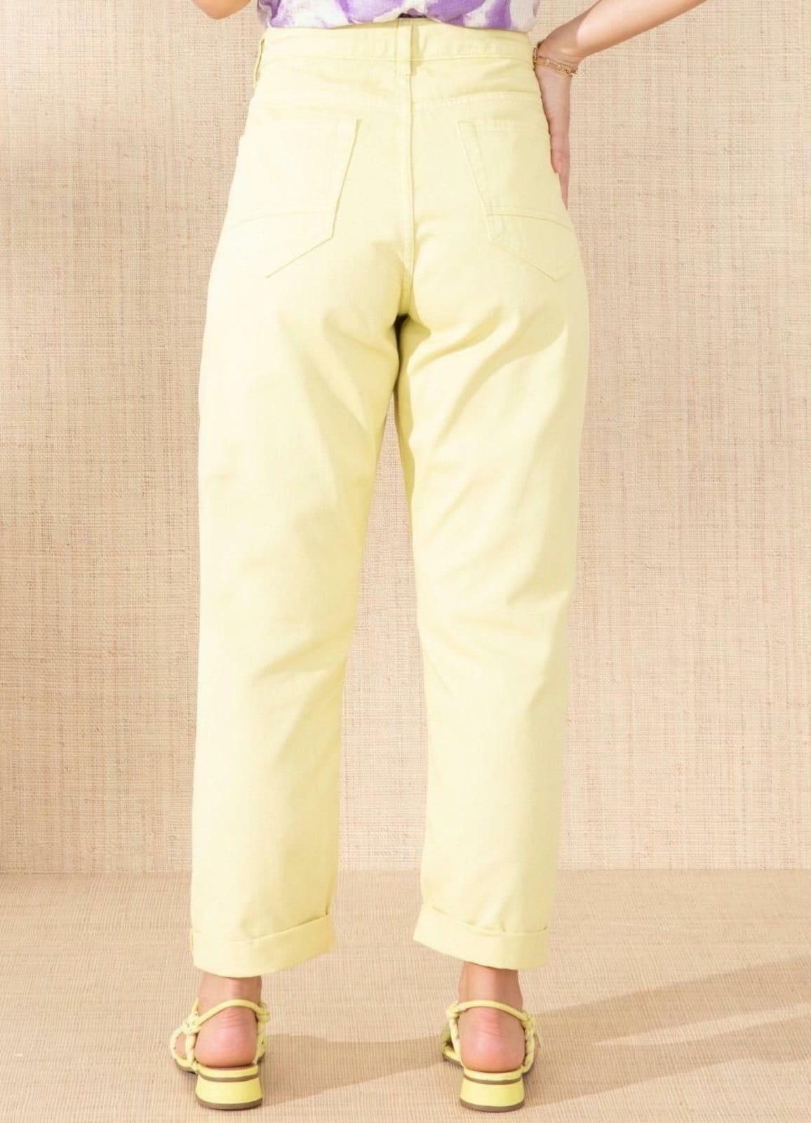 Vista 2 Calça Reta Bolsos Lima Colorido Quintess amarelo lima