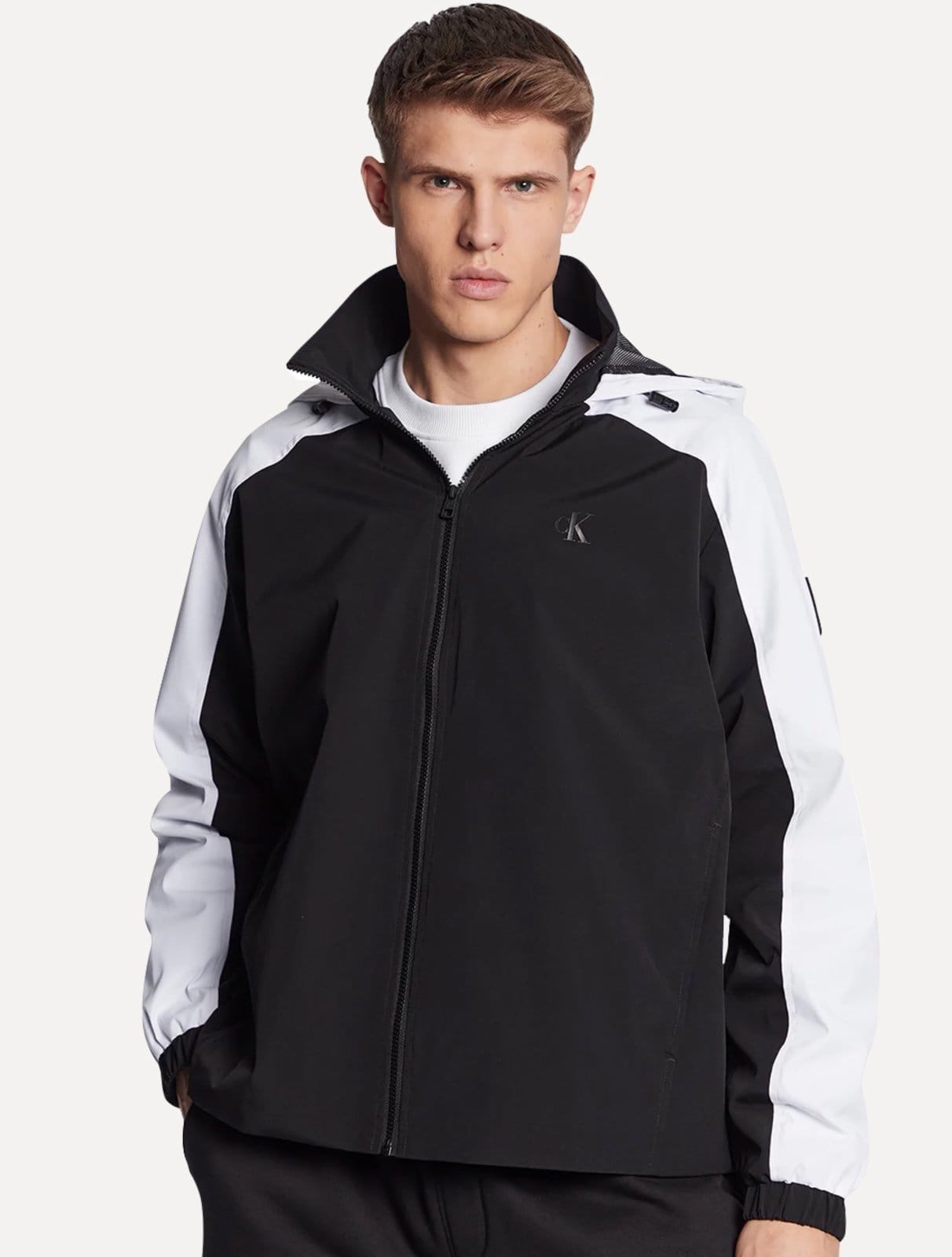 Vista principal Jaqueta Calvin Klein Jeans Bomber Hoodie Colorblock Preta Calvin Klein preto