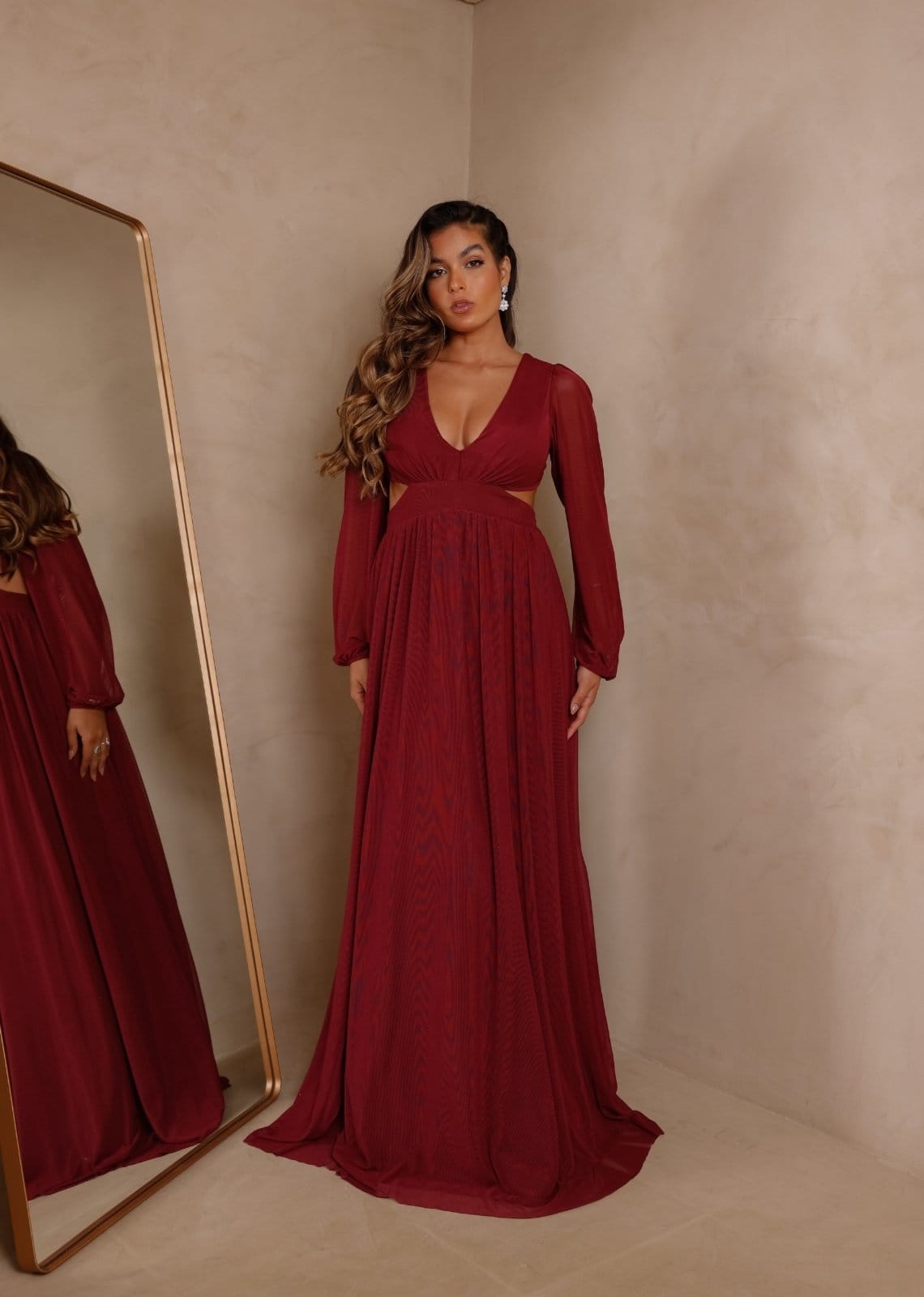 Vestido Longo de Festa Manga Longa Abertura Lateral Micro Tule Didyene Cia do Vestido Marsala