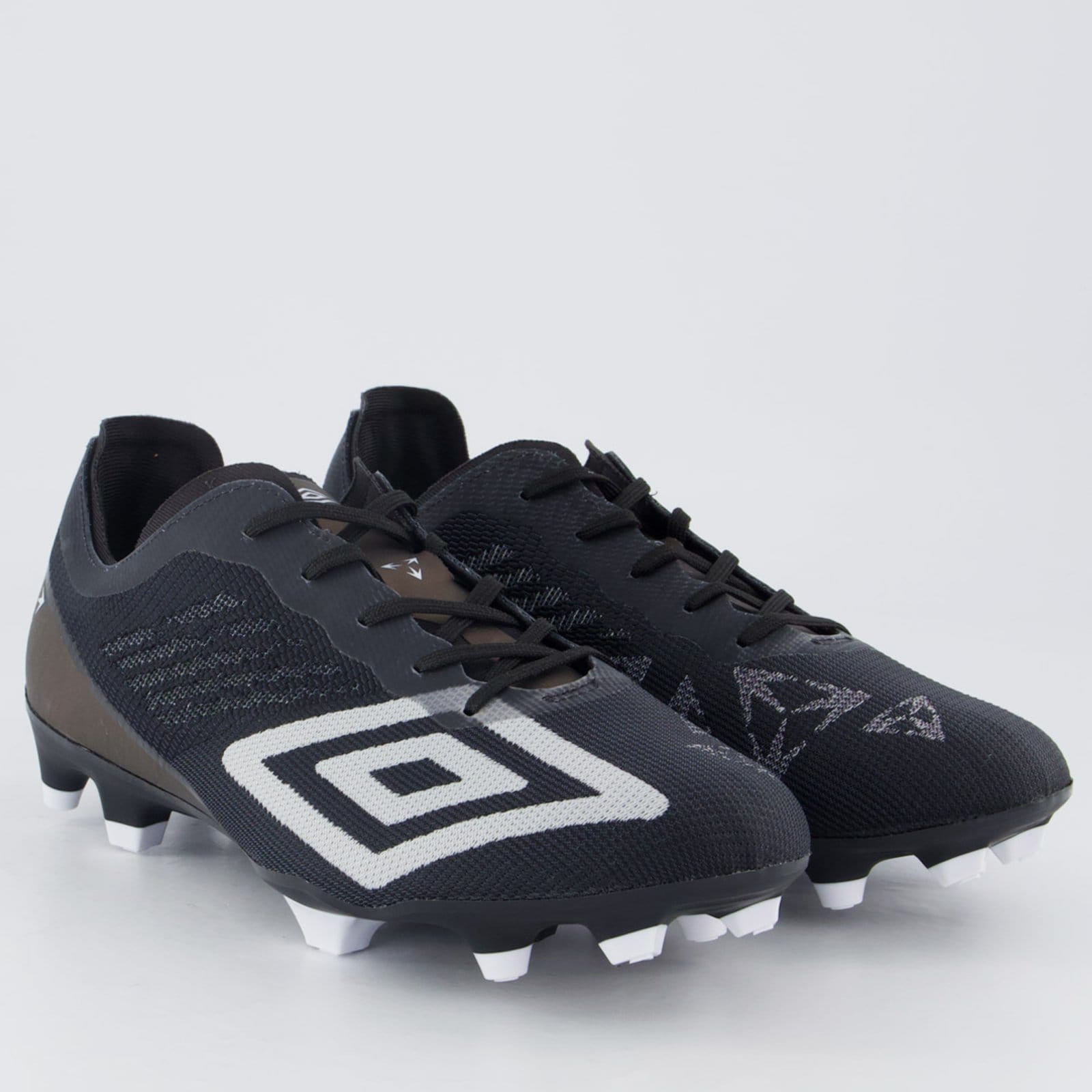Vista 2 Chuteira Umbro Velocita Decimo Premier Campo Preta e Branca Umbro preto