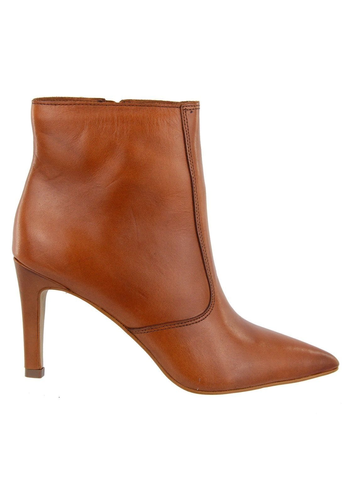 Bota Cano Curto Bico e Salto Fino em Couro Maria Paula Camel