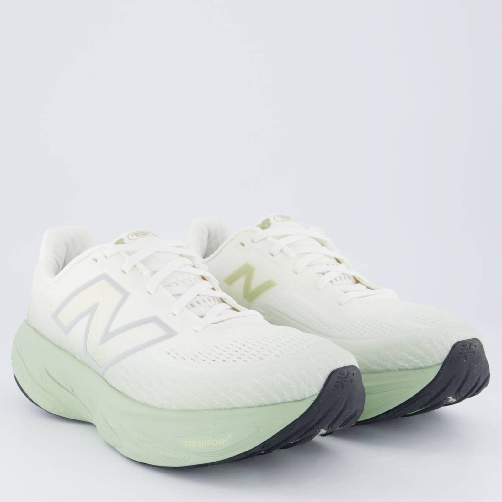 Vista 2 Tênis New Balance Fresh Foam X 1080 V14 e Branco New Balance verde