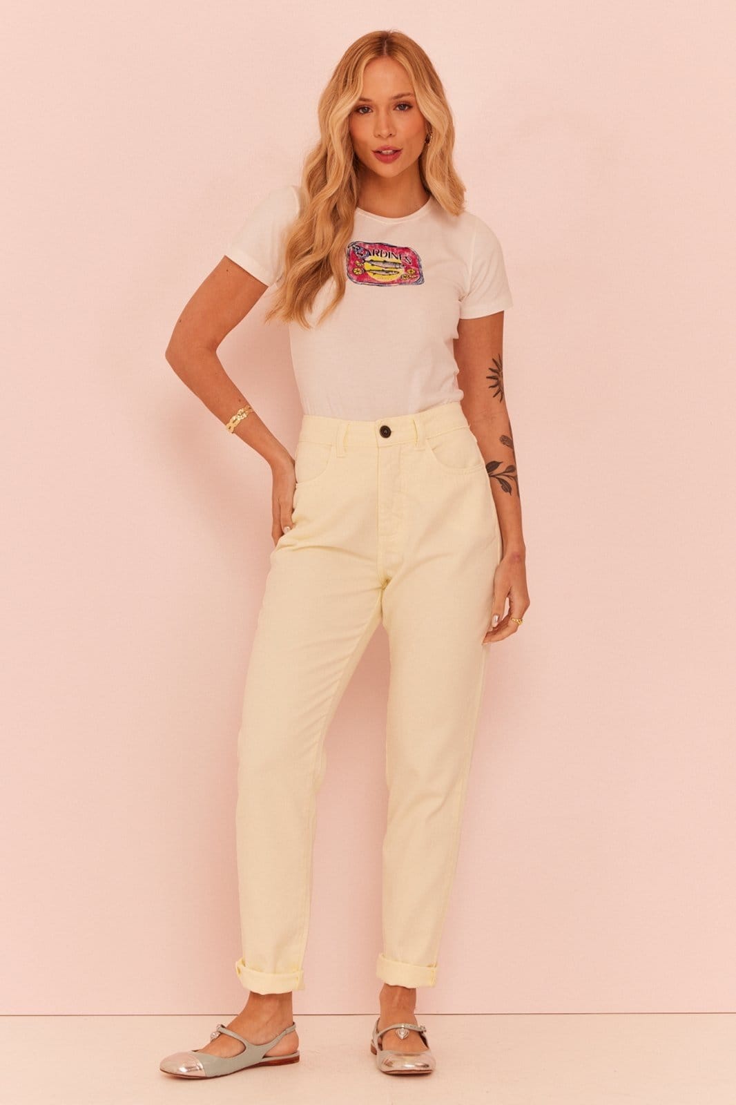 Vista 2 Calça In Love Mom Jeans Gisela Manteiga In Love amarelo