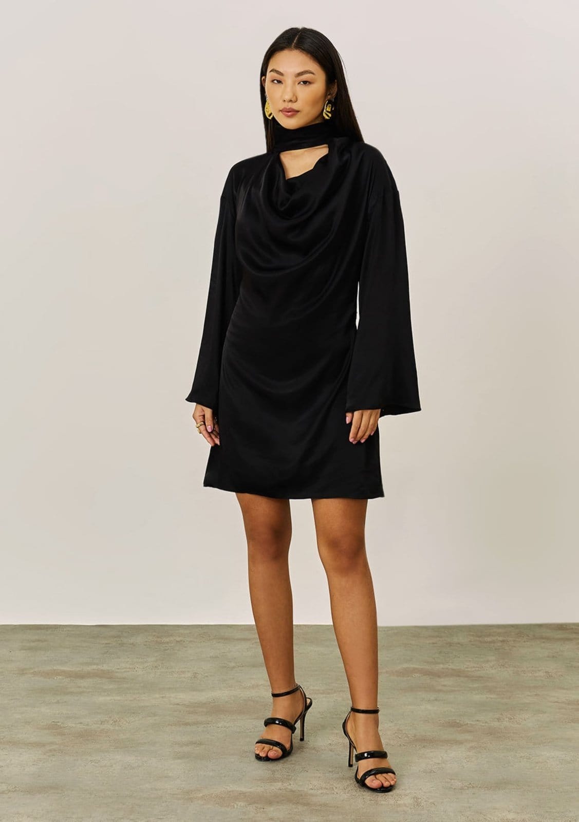 Vestido Iódice Solto Decote V Manga Longa Curto