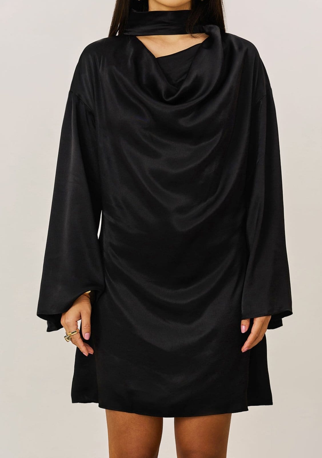 Vista 2 Vestido Iódice Solto Decote V Manga Longa Curto IÓDICE preto