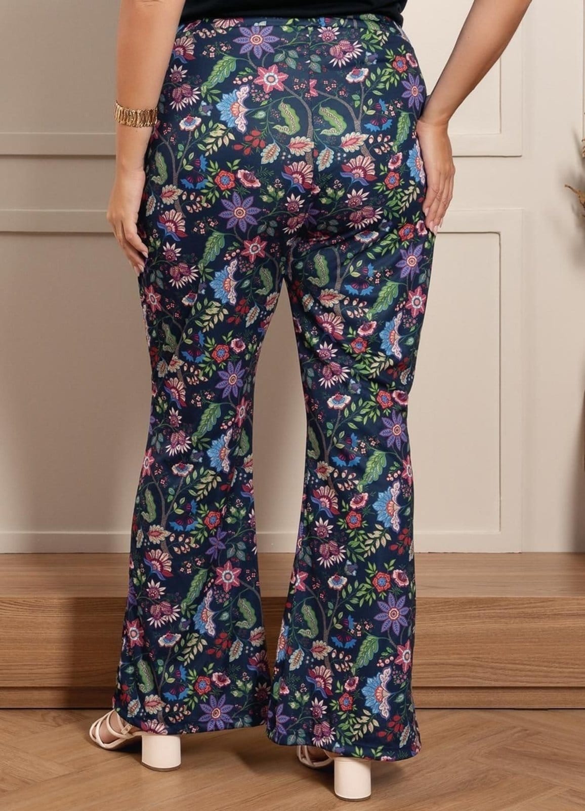 Vista 2 Calça Em Jersey Acetinado Floral Marinho Marguerite azul