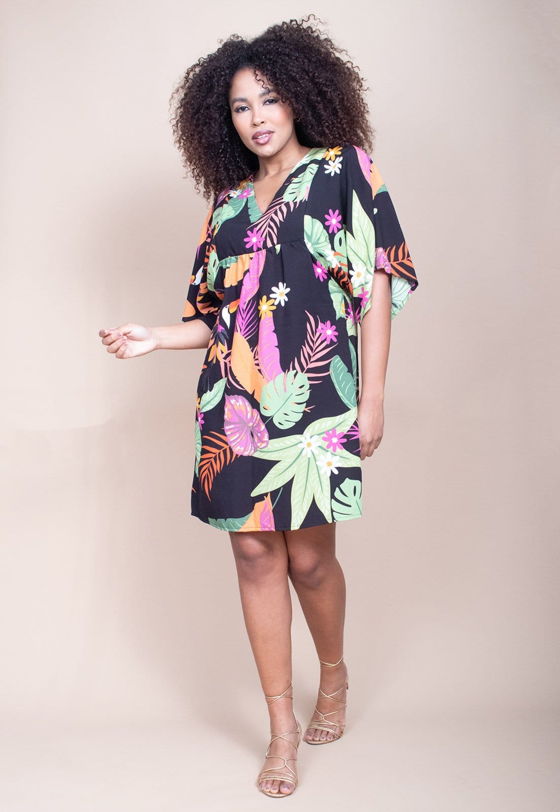 Vista 2 Vestido Curto Cabana Free Pequi Viscose Estampa Noite Botânica Cabanafree estampado/laranja/rosa/verde