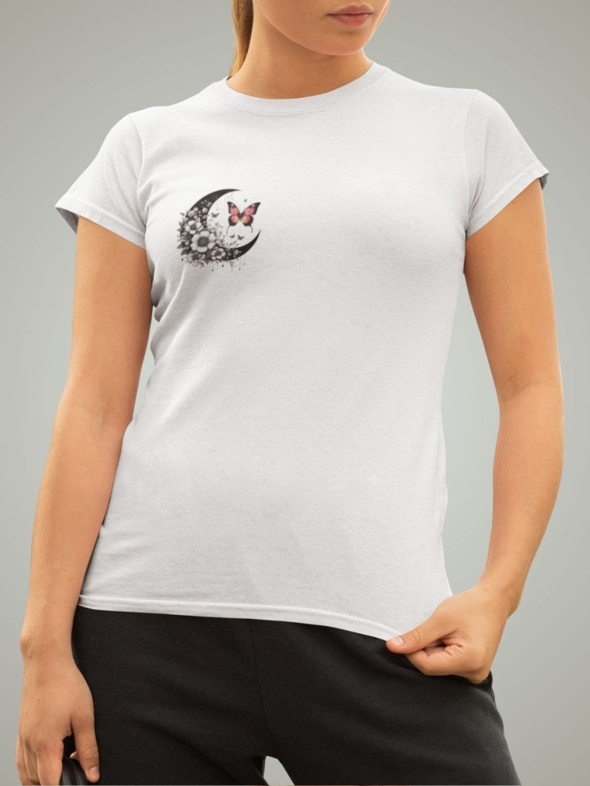 Camiseta Feminina GuGi Borboleta Lua Crescente Astros Estampa Pequena No Peito