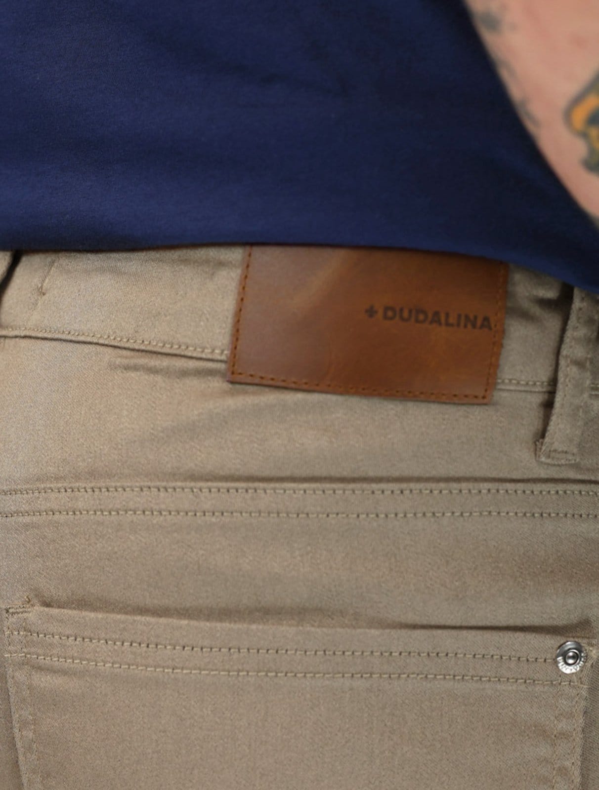 Vista 2 Calça Dudalina Jeans Masculina Slim Acetinada Dudalina cáqui