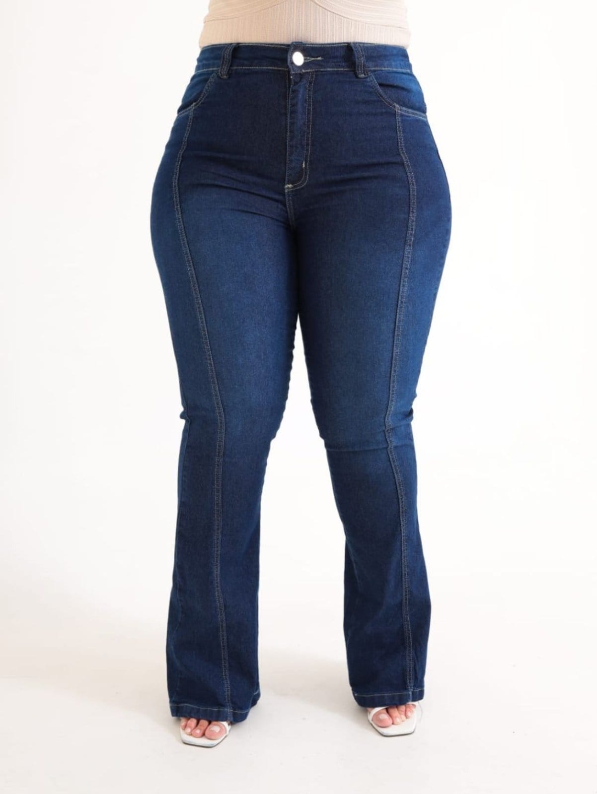 Calça Flare Feminina Plus Size com Nervura Lavagem Escura