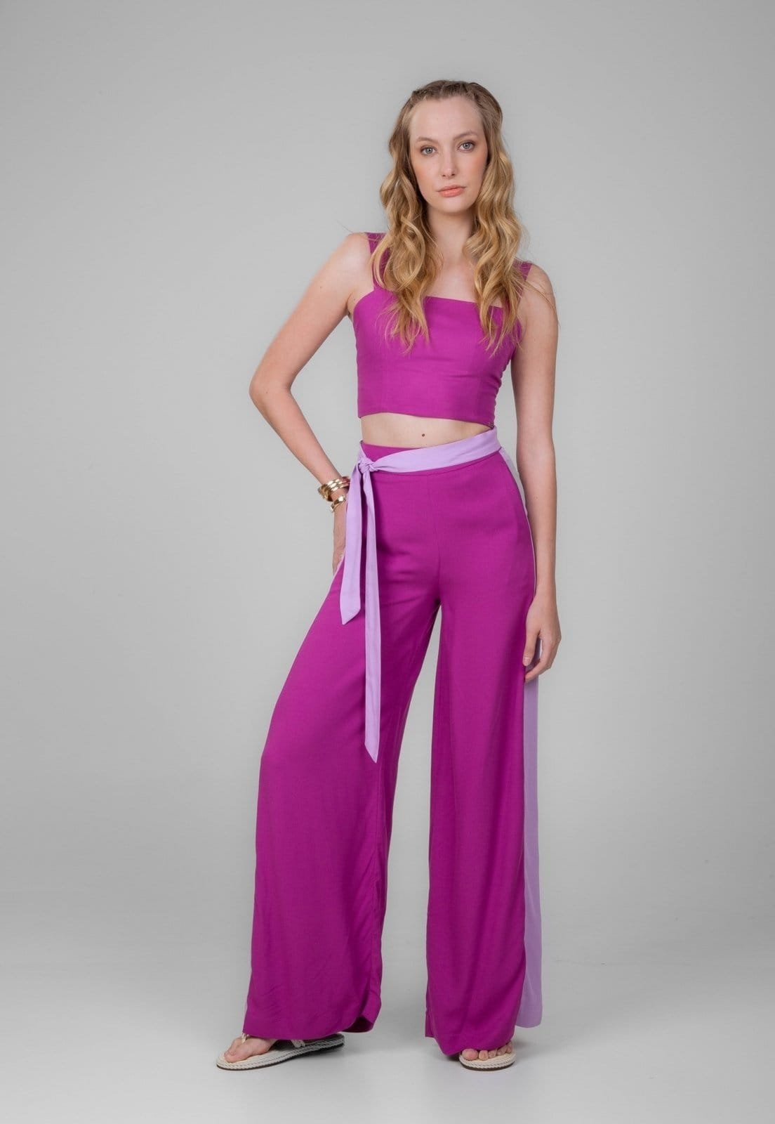 Vista 2 Calça Alfaiataria Traymon Pantalona Uva Traymon lilás