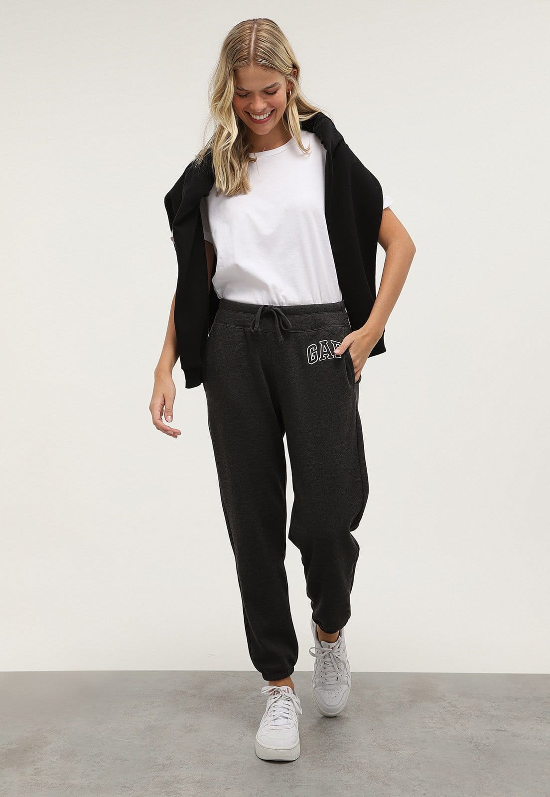 Vista 2 Calça de Moletom GAP Jogger Logo Grafite GAP cinza