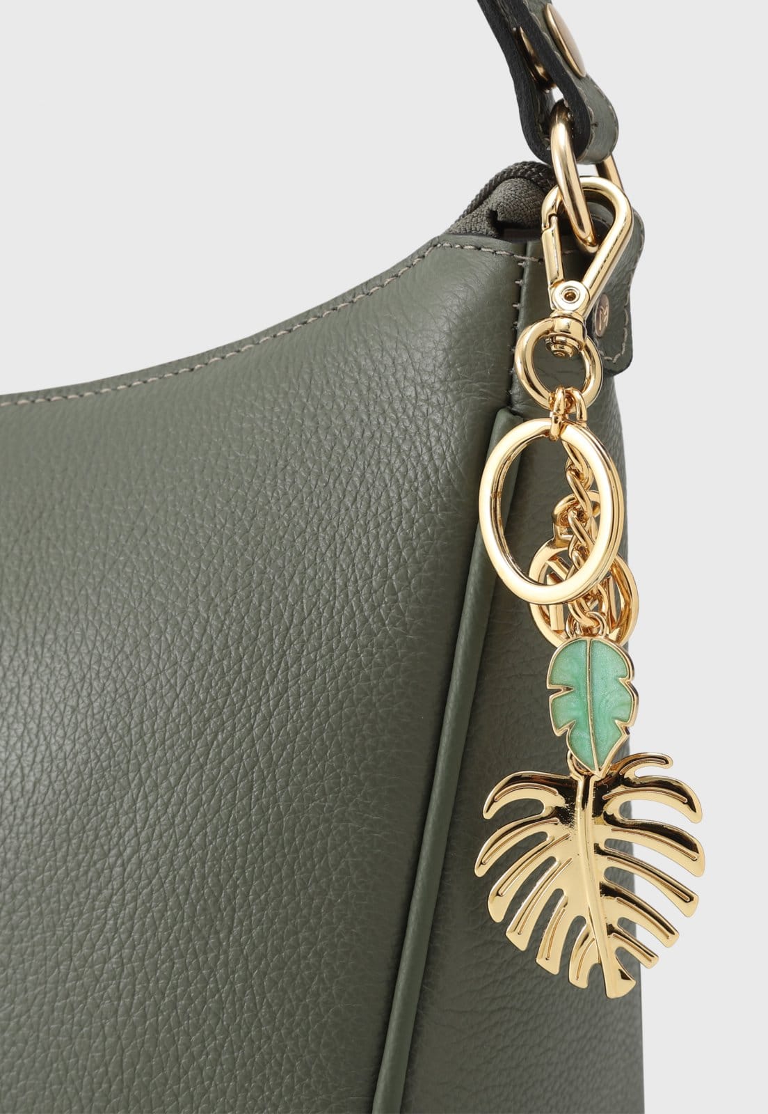 Vista 2 Chaveiro Charm de Bolsa Mariart Tropicália Mariart dourado