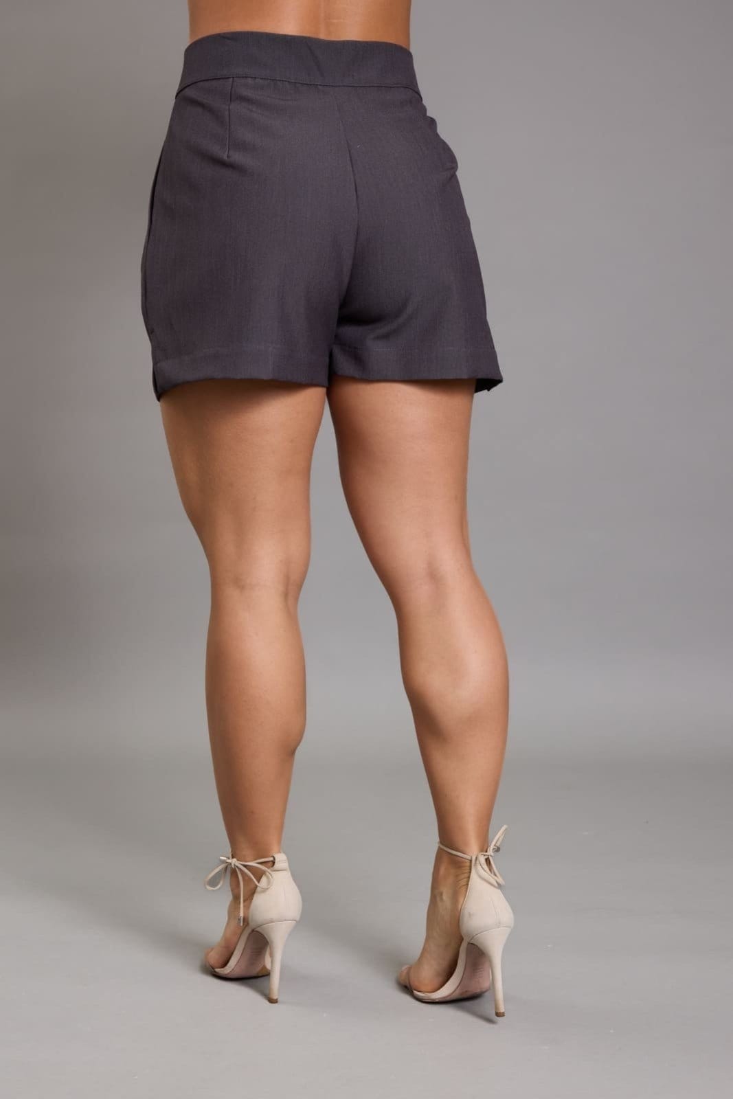 Vista 2 Shorts Feminino Dialogo Alfaiataria com Pregas Casual Chic DIALOGO cinza