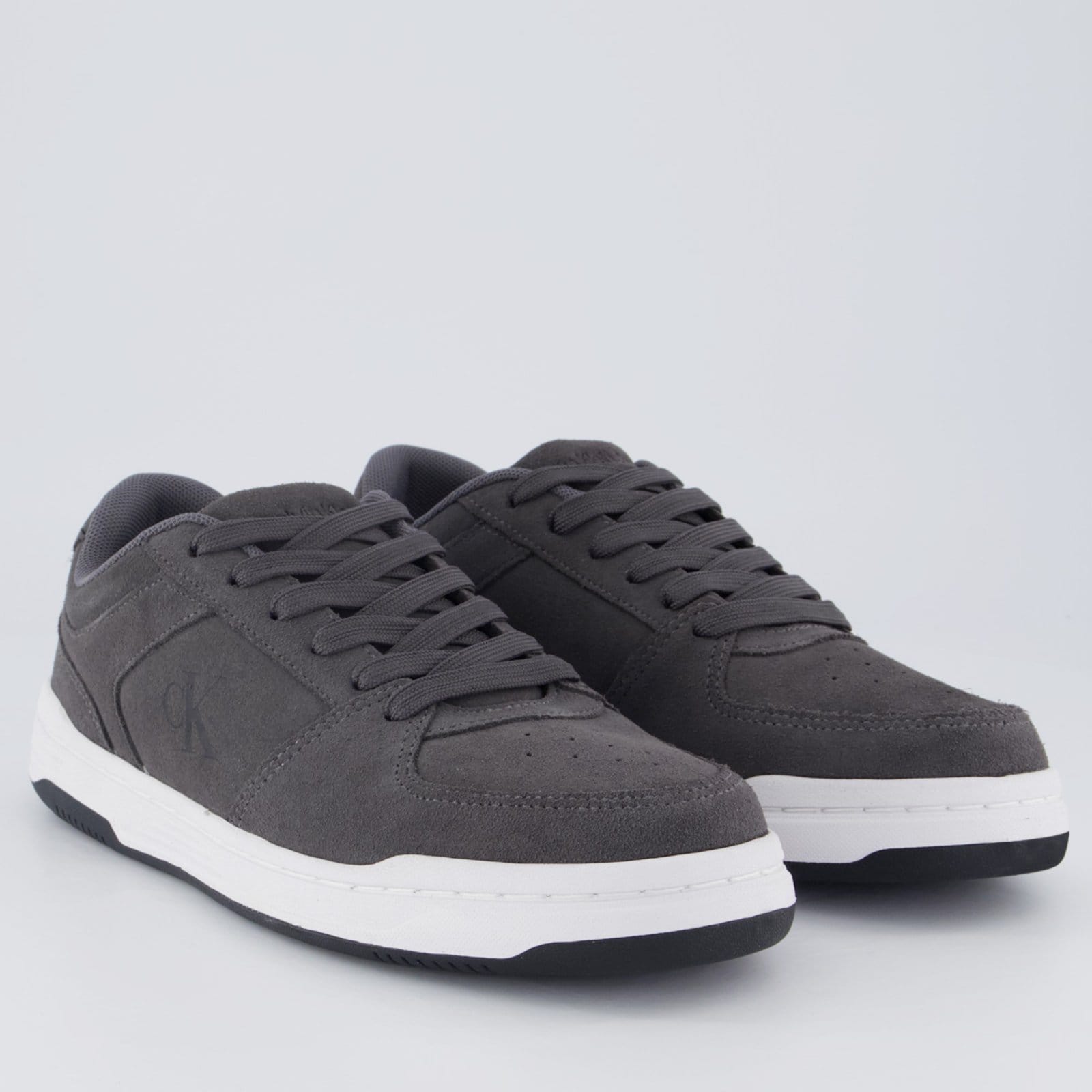 Vista 2 Tênis Calvin Klein CKJ Camurça Calvin Klein cinza