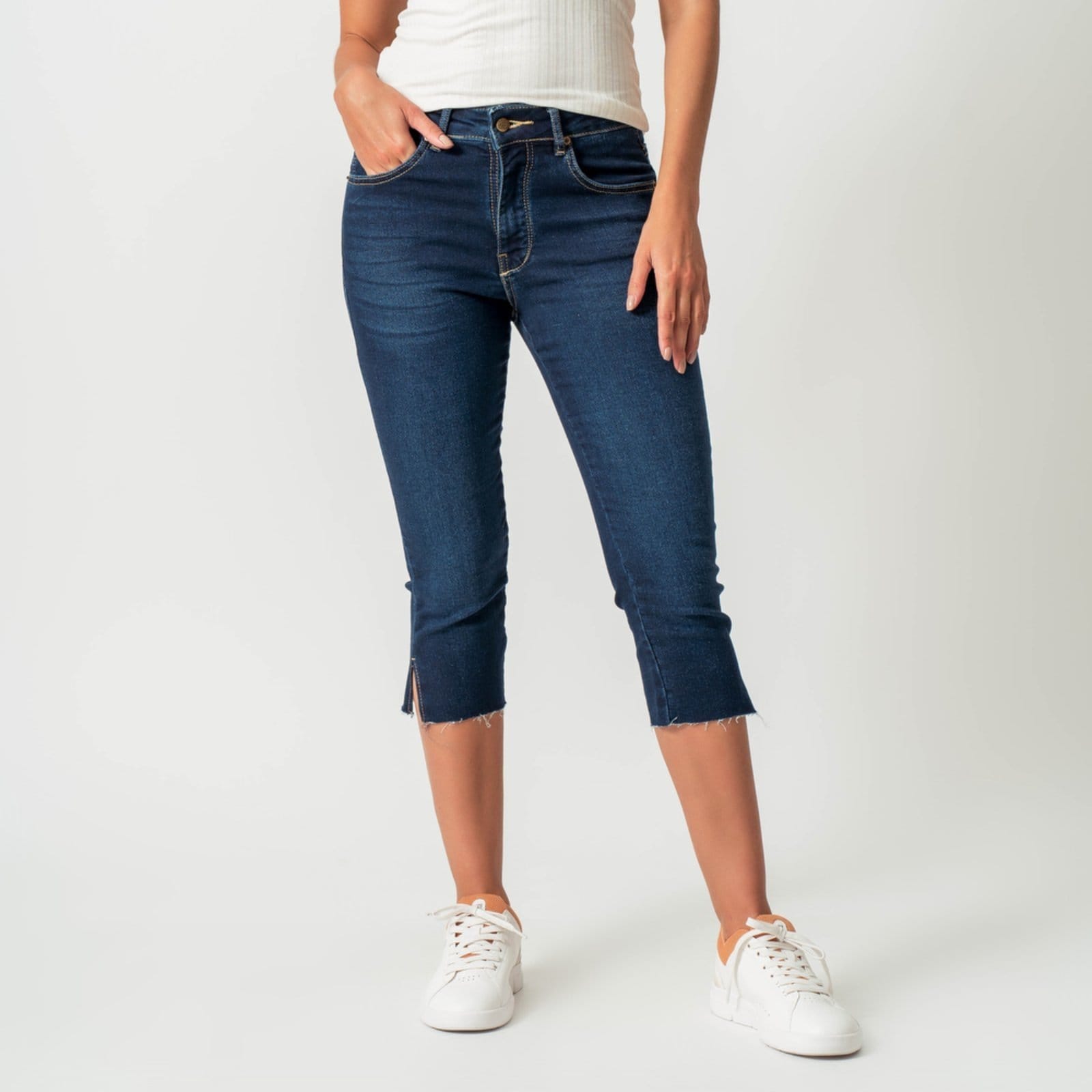 Calça Jeans Capri Confort Cintura Alta Fendas Azul Escuro