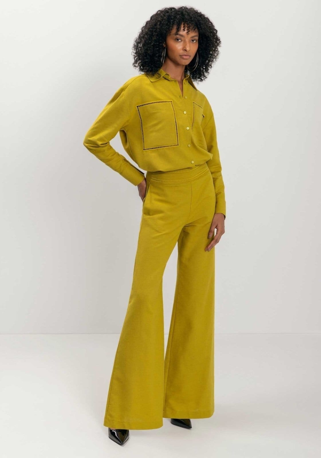 Calça Pantalona Com Cintura Alta E Cós Bordado