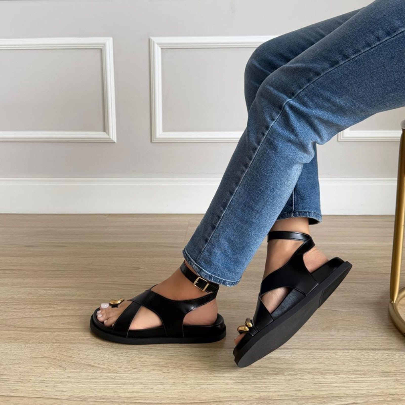 Vista 2 Diana - Sandália de Tiras Preta com Detalhe Dourado Damannu Shoes preto