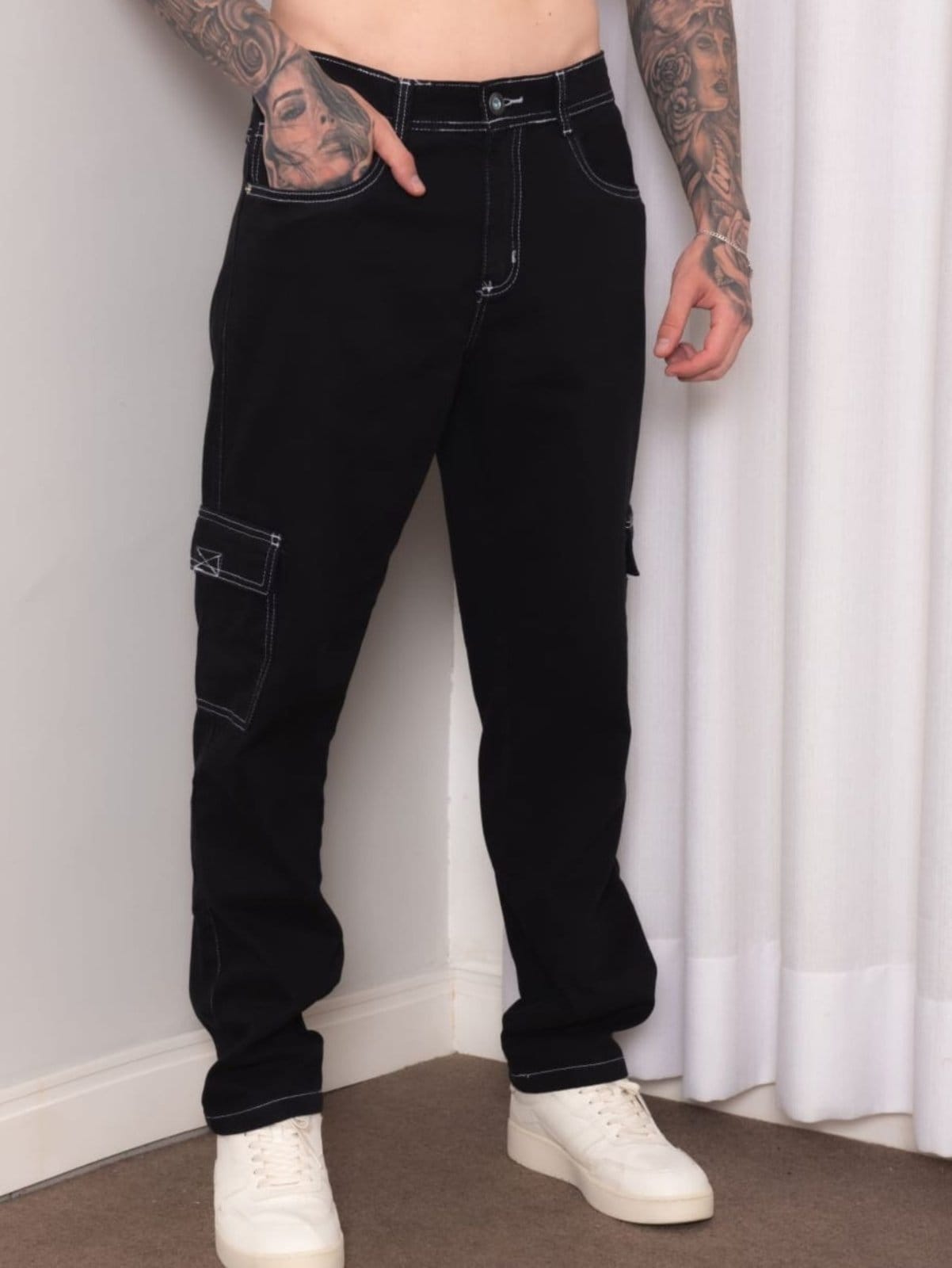 Calça Masculina Cargo Preta Sarja com Costura Branca