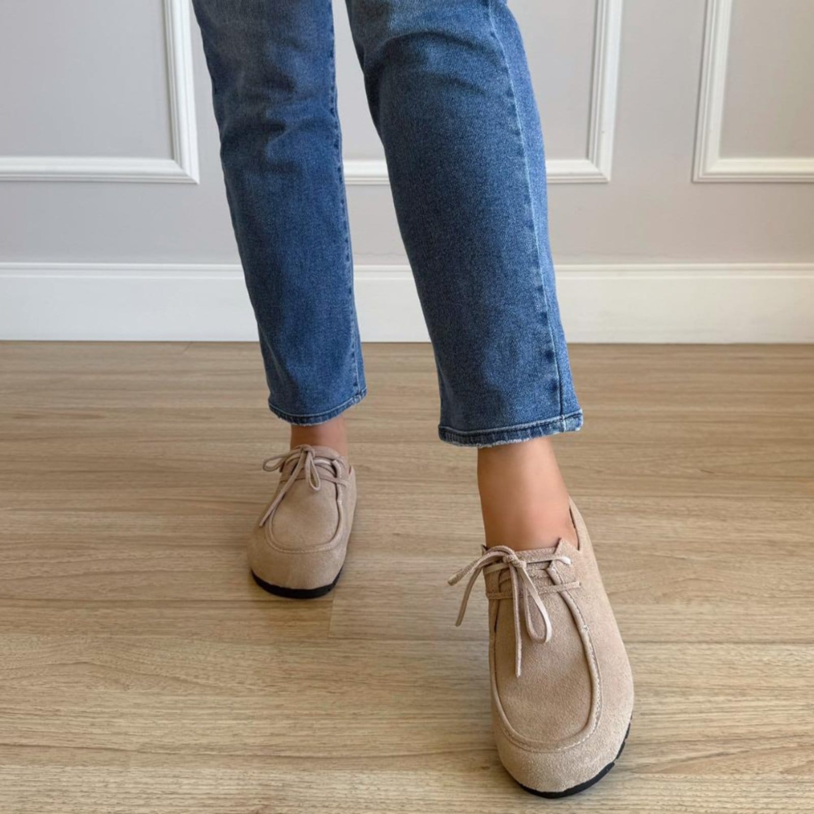 Vista 2 Sandy - Mule Feminino Camurça de Couro Legítimo Damannu Shoes bege