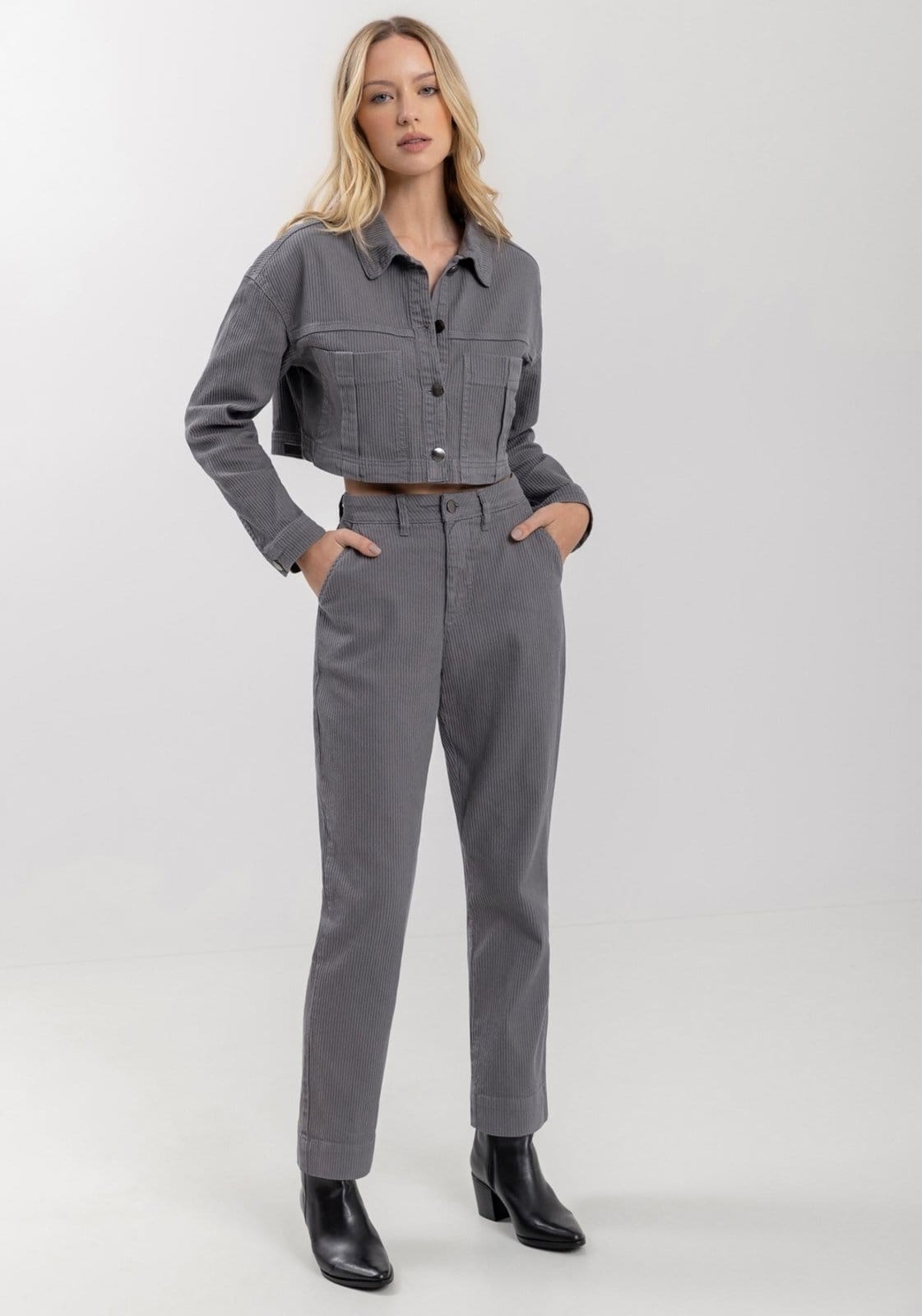 Jaqueta Cropped Cotelê Em Sarja Com Bolsos Frontais