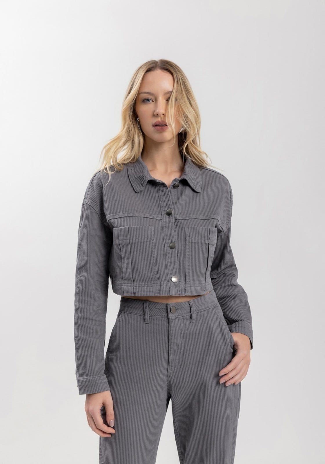 Vista 2 Jaqueta Cropped Cotelê Em Sarja Com Bolsos Frontais Lez a Lez poás