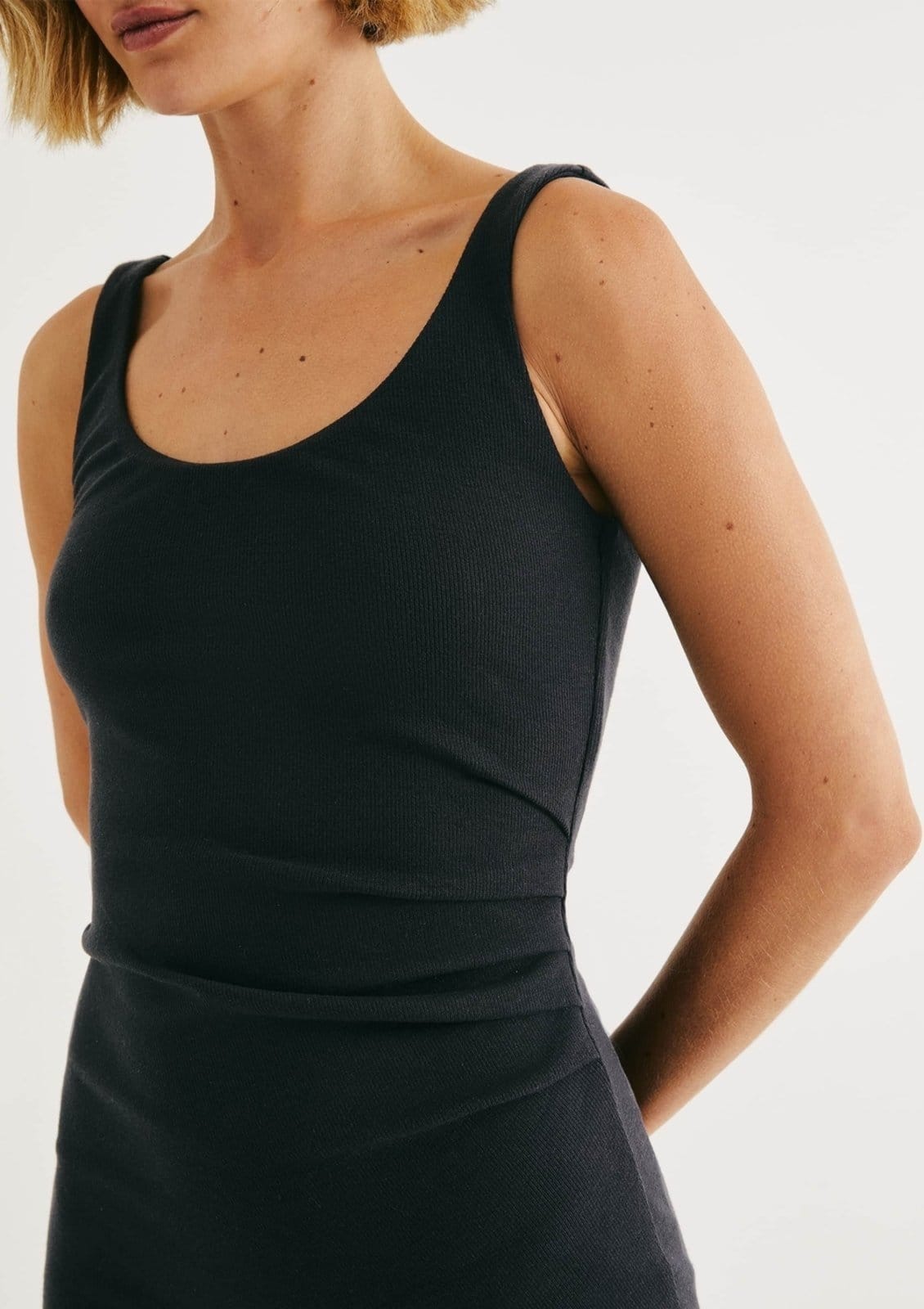 Vista 2 Vestido Curto Justo Em Ribana Hering preto