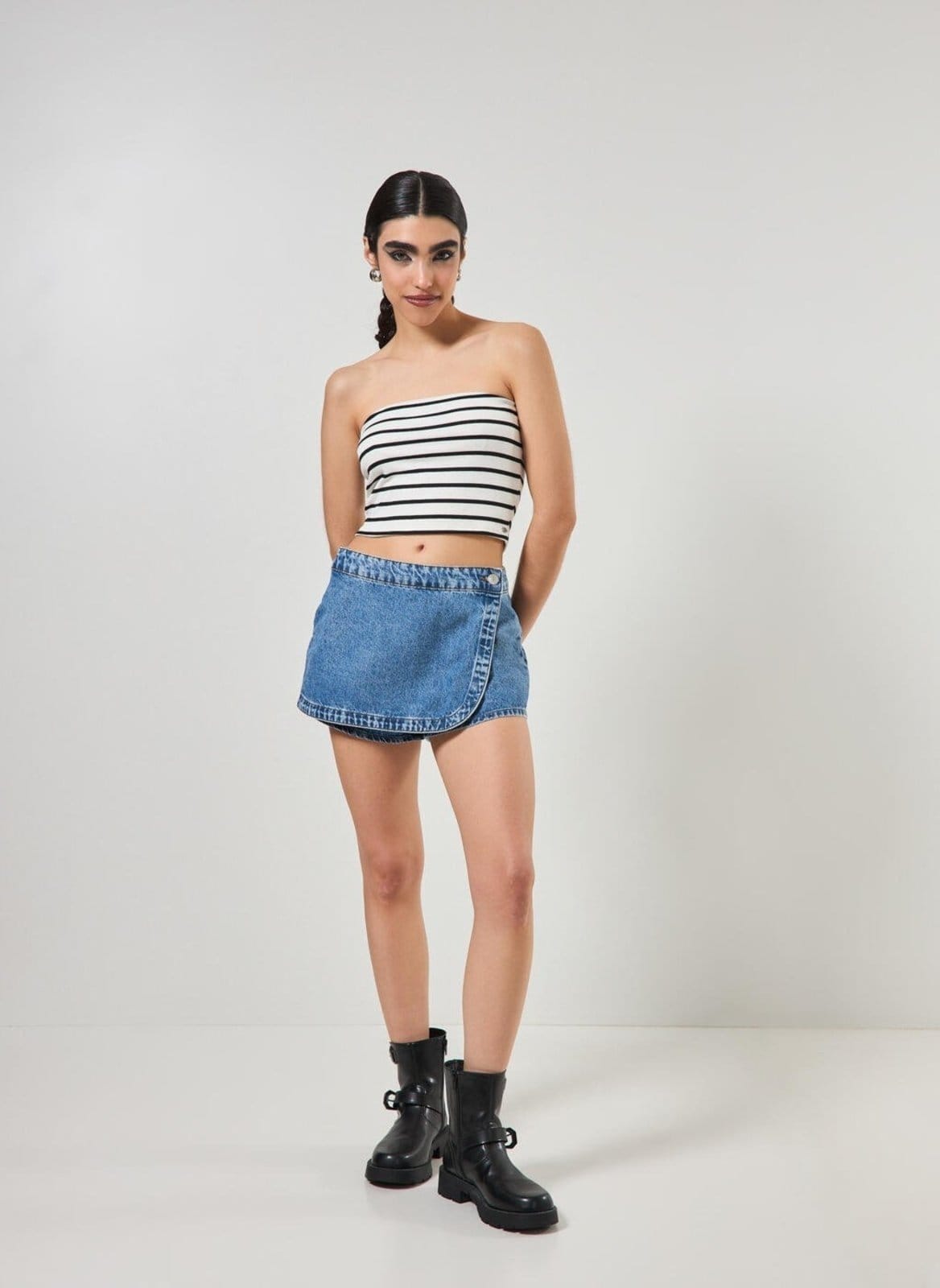 Short Saia Jeans Botão Deslocado