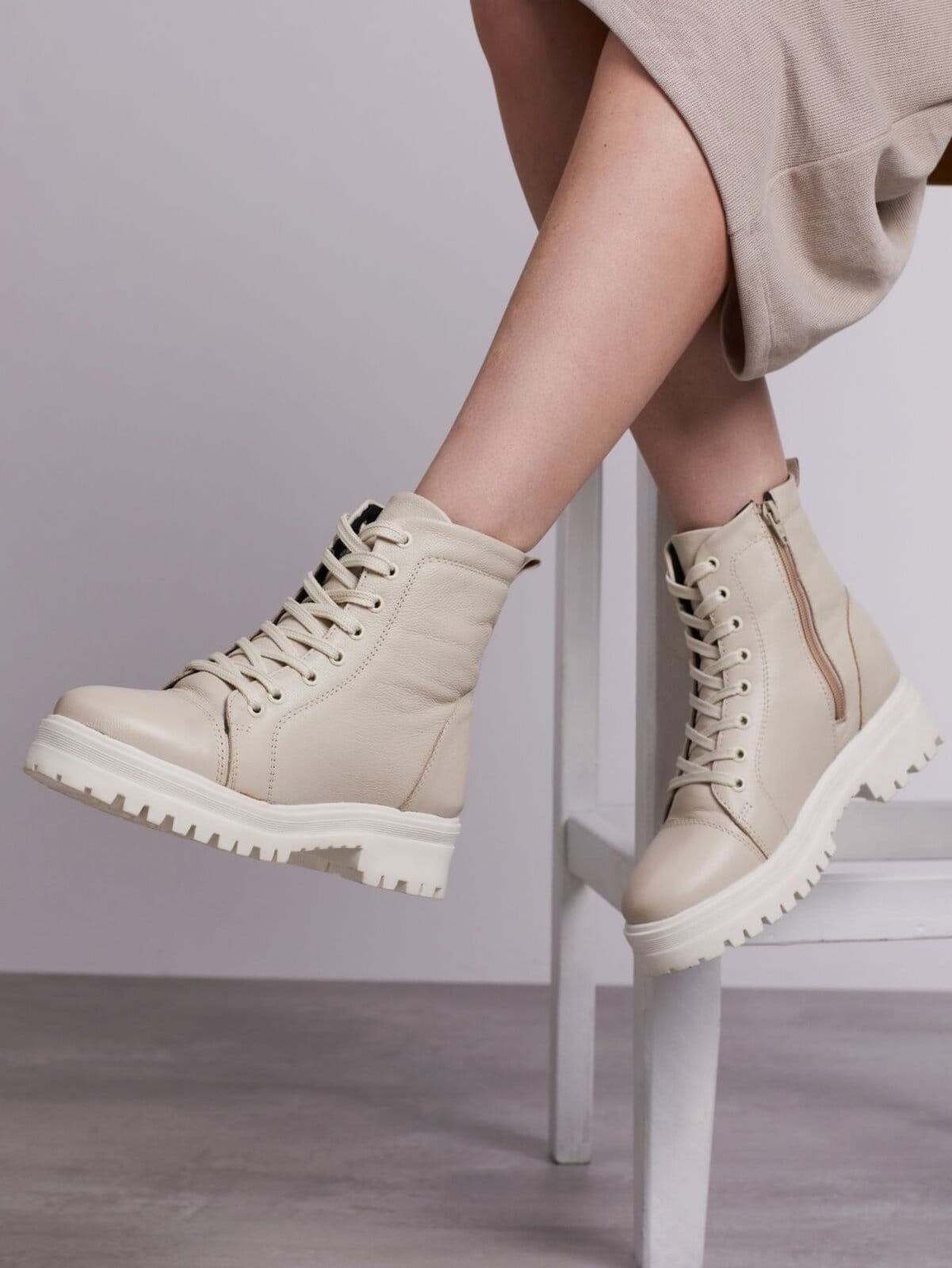 Bota Botinha Coturno Feminina em Couro Confortável e Macio Versátil e Moderna Festas e Dia a Dia