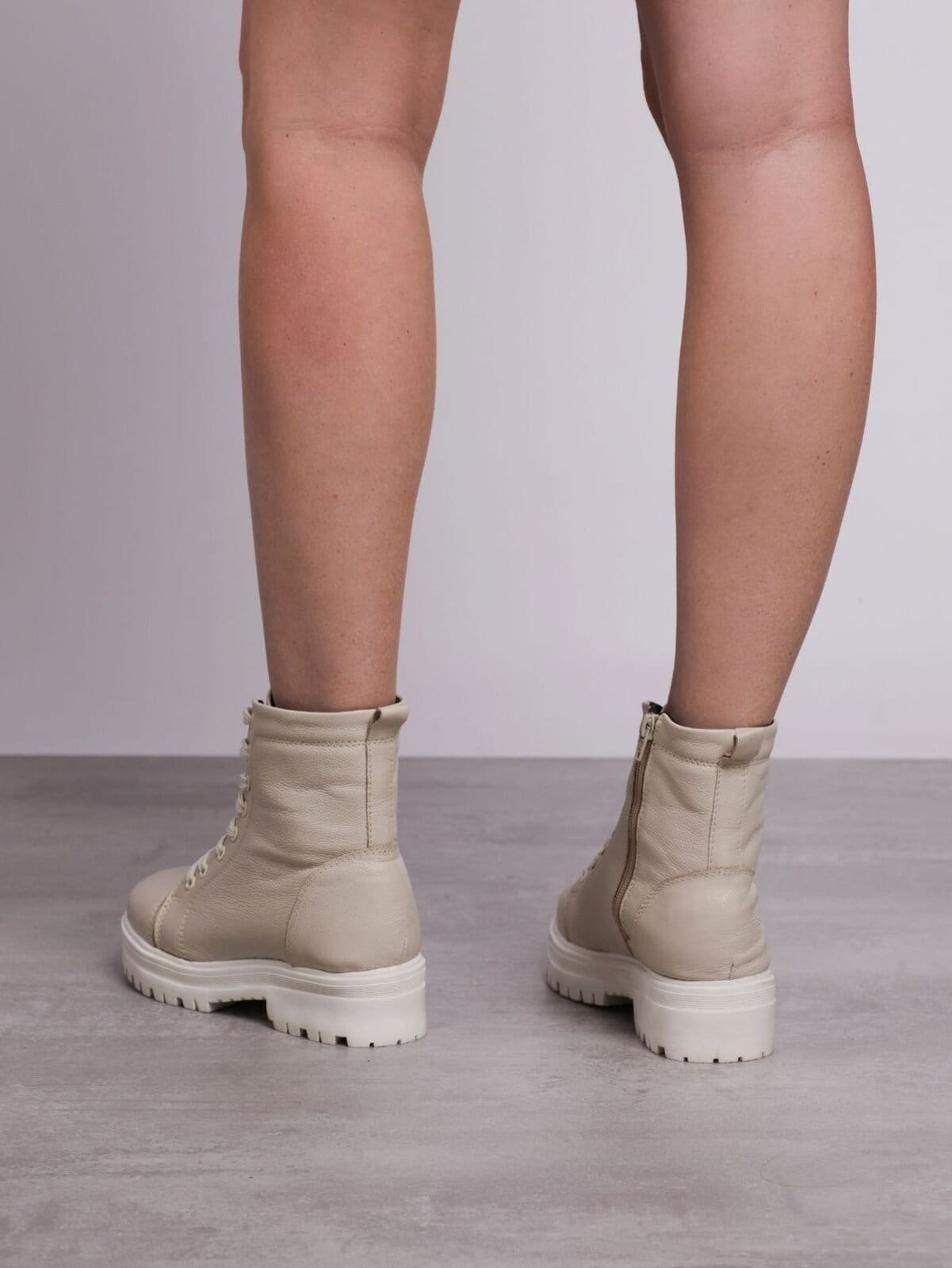 Vista 2 Bota Botinha Coturno Feminina em Couro Confortável e Macio Versátil e Moderna Festas e Dia a Dia THEZB preto