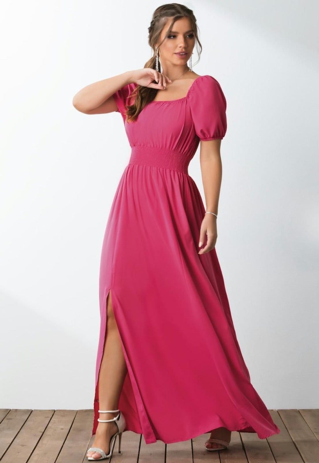 Vestido Decote Quadrado E Fenda Na Saia