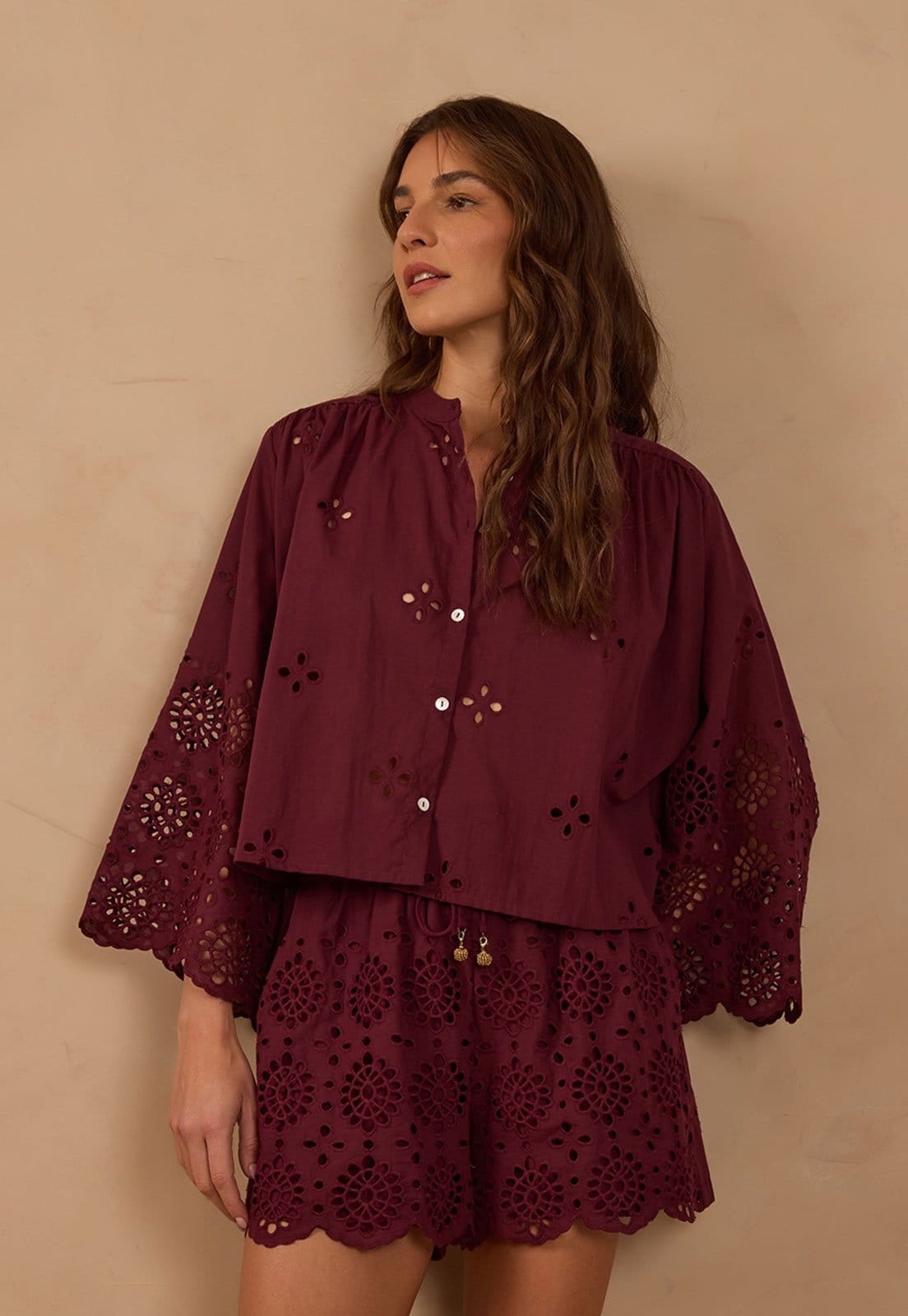 Vista 2 Camisa Feminina Dress To Bordado Inglês Dress to vinho