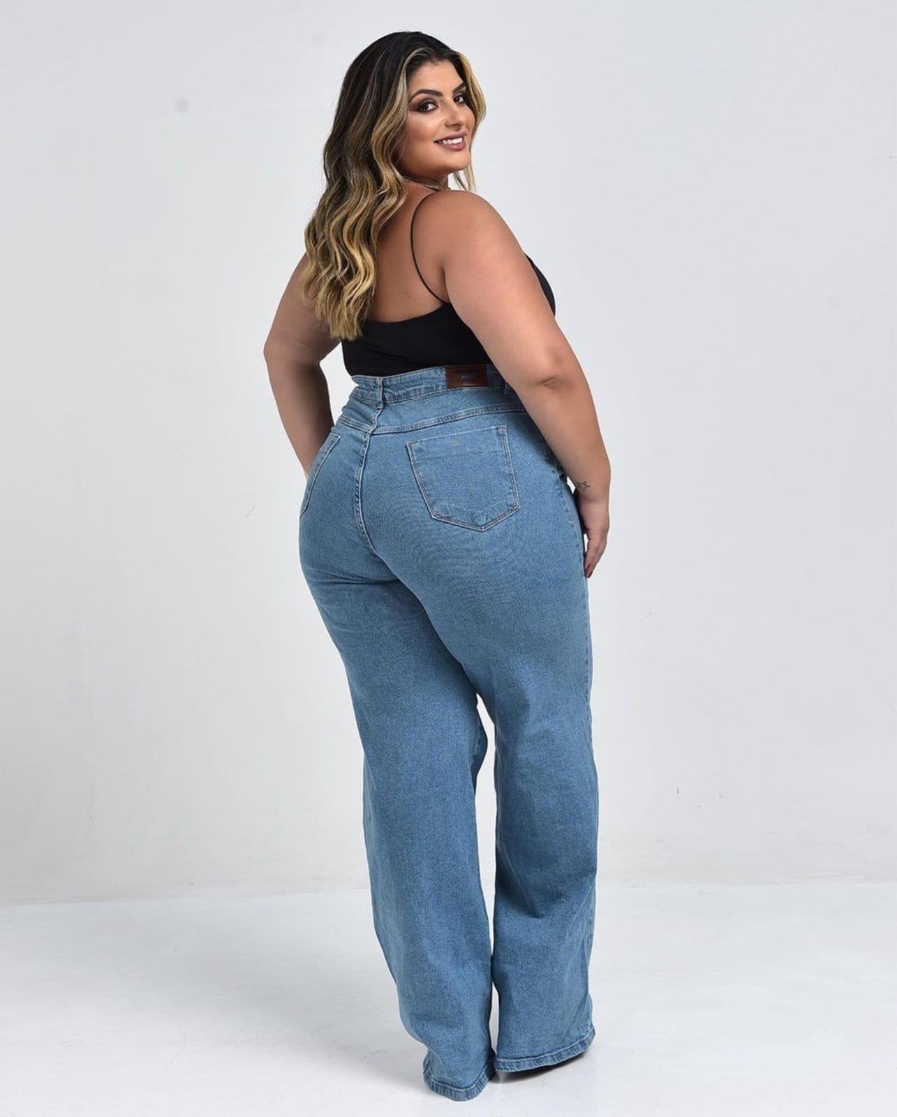 Vista 2 Calça Wide Leg Plus Size Feminina Cintura Alta Básica 28006 Média Consciência jeans