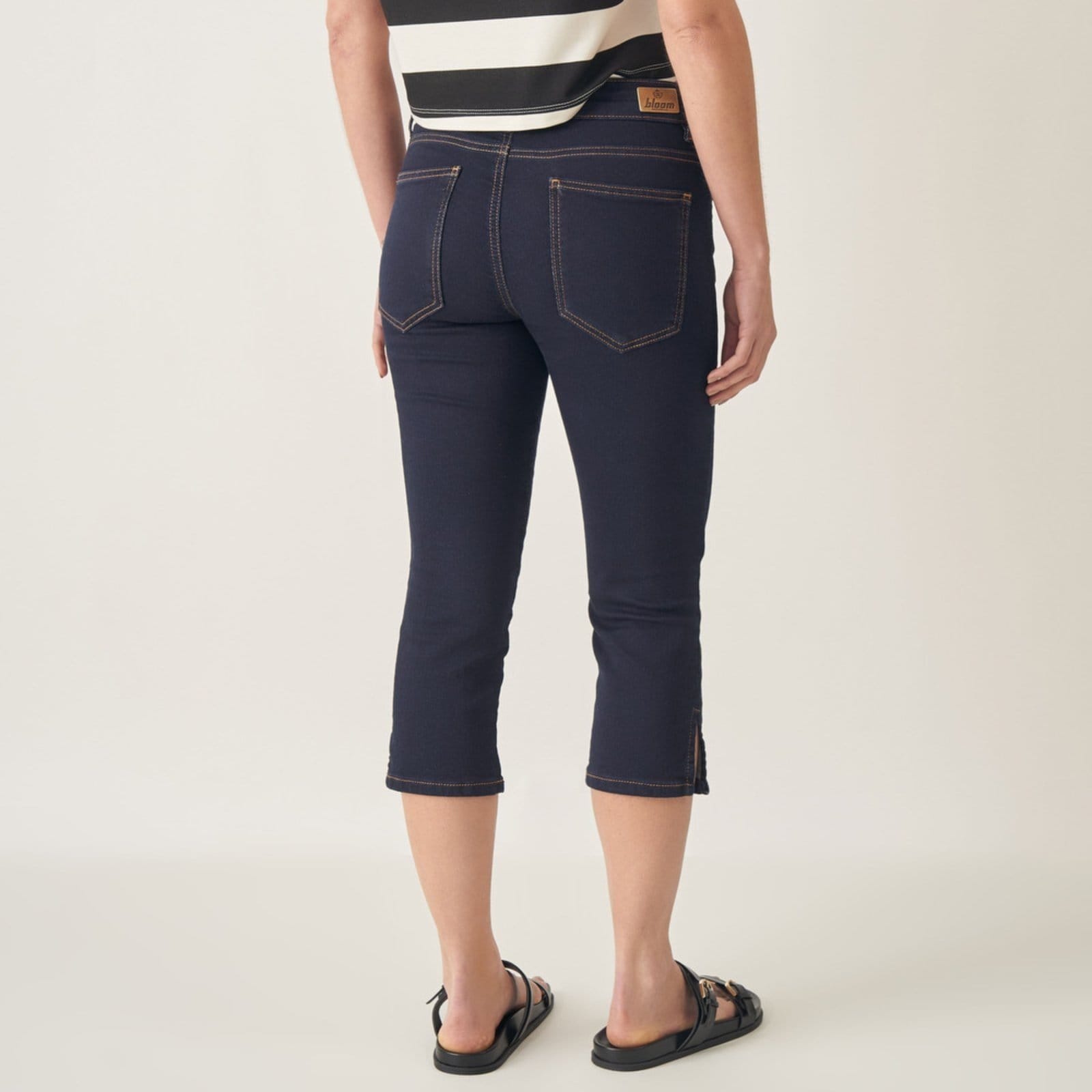 Vista 2 Calça Capri Jeans com Fendas Laterais Bloom azul marinho