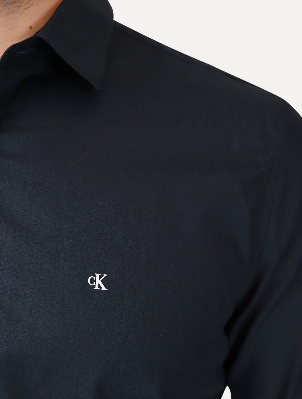 Vista 2 Camisa Calvin Klein Jeans Masculina Regular Plain Light CK Logo Calvin Klein azul marinho