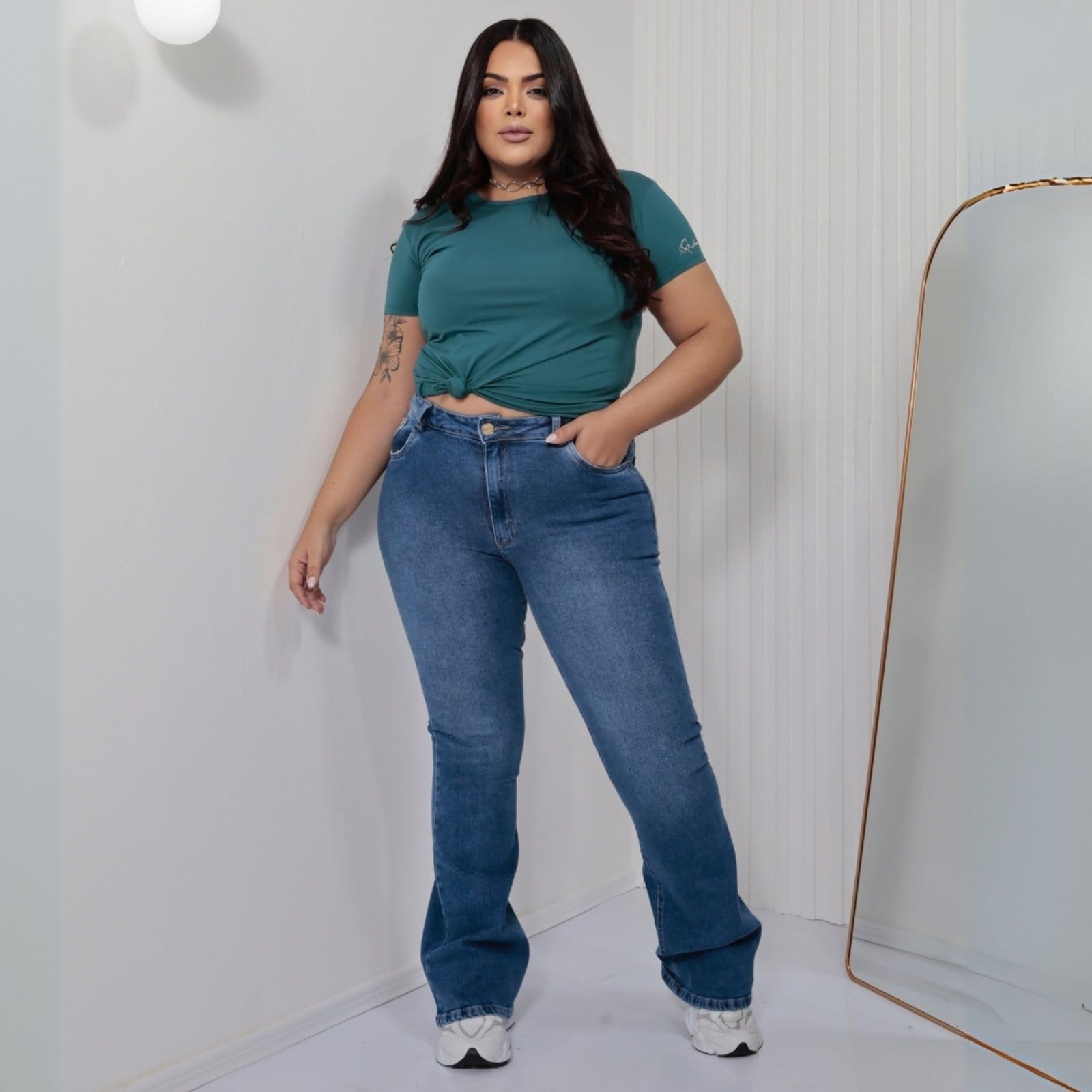 Vista 2 Calça Jeans Flare Barra Normal Curvy Feminina Revanche Vesuna Revanche unico