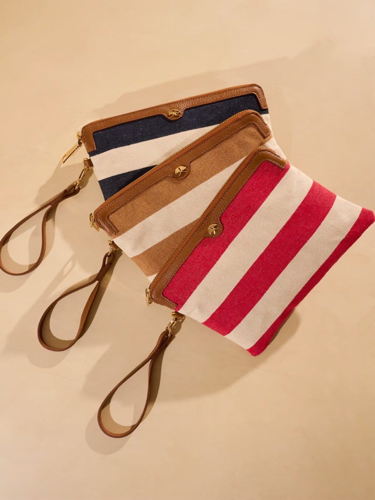 Vista 2 Clutch Luiza Barcelos Listrada Naval Com Detalhes Em Couro Caramelo Luiza Barcelos azul