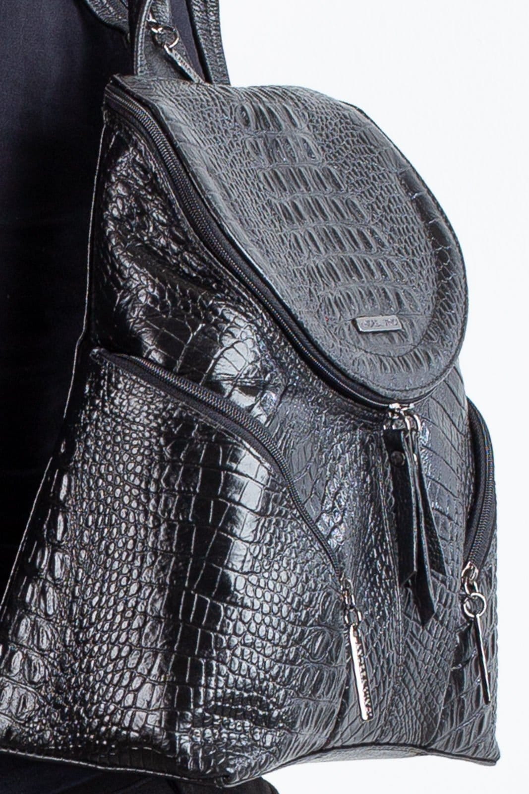Vista 2 Mochila pequena de couro croco metais grafite Cecília Andrea Vinci preto