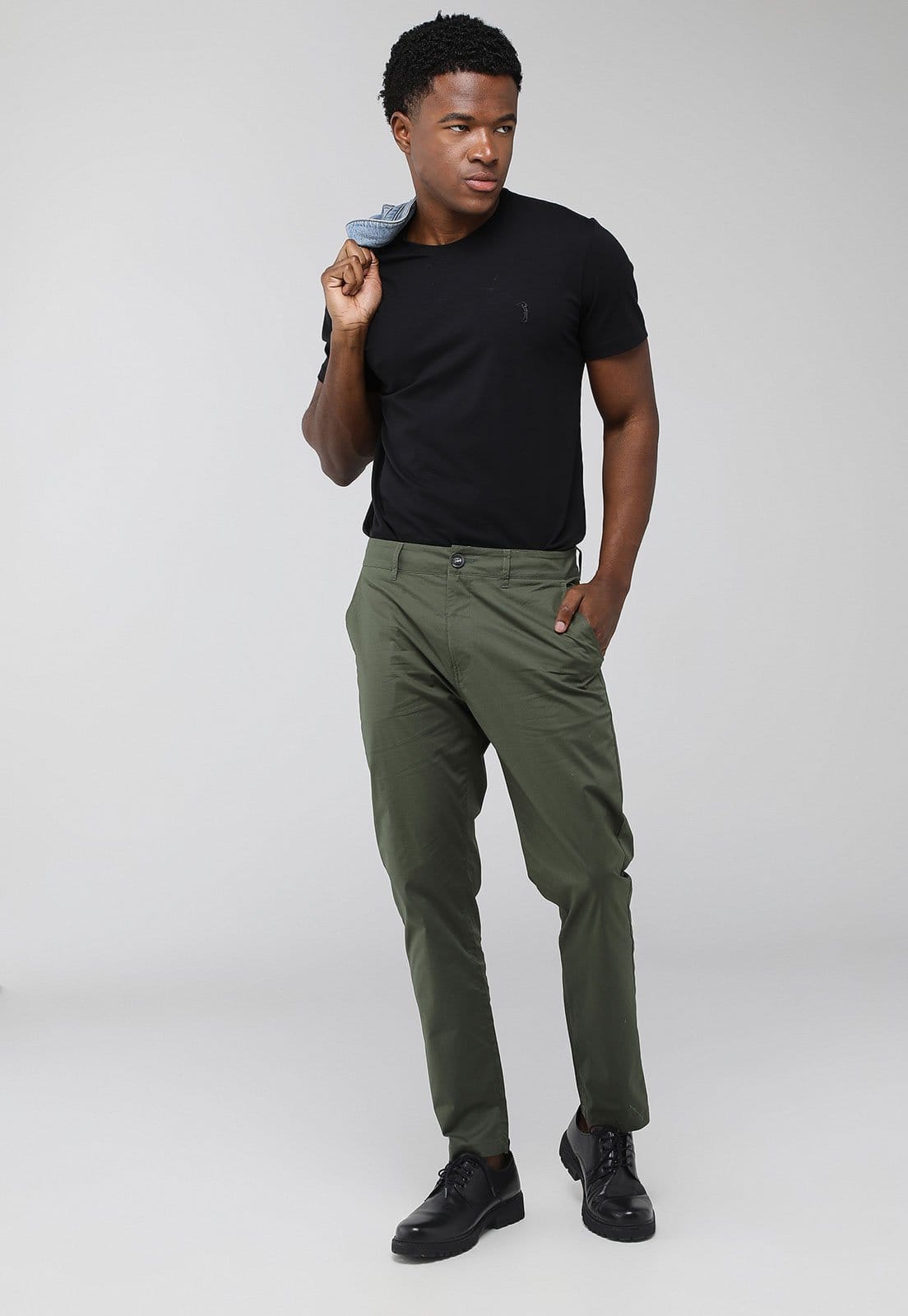 Vista 2 Calça Forum Masculina Modelagem Moderna Militar Forum verde