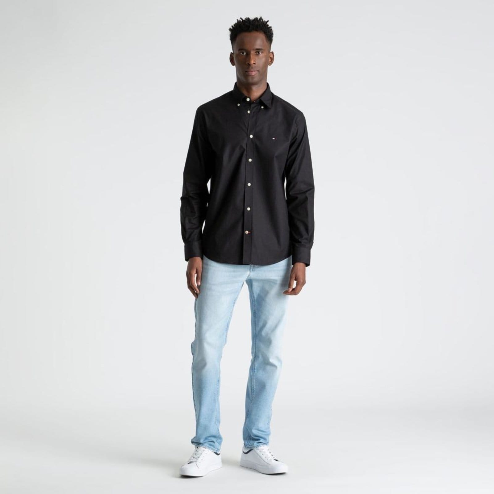 Vista 2 Camisa Regular Oxford Elástico - EEG Tommy Hilfiger preto