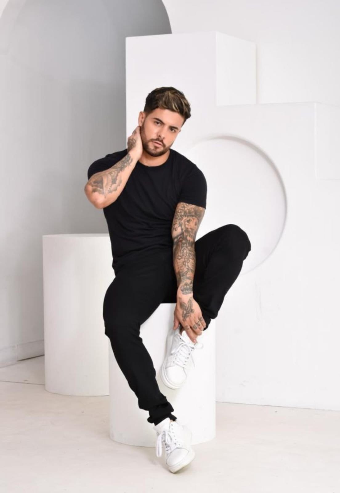 Vista 2 Calça Jeans Masculina Slim Black linha Premium Modelo Fashion Preta ED E A E JEANS preto black