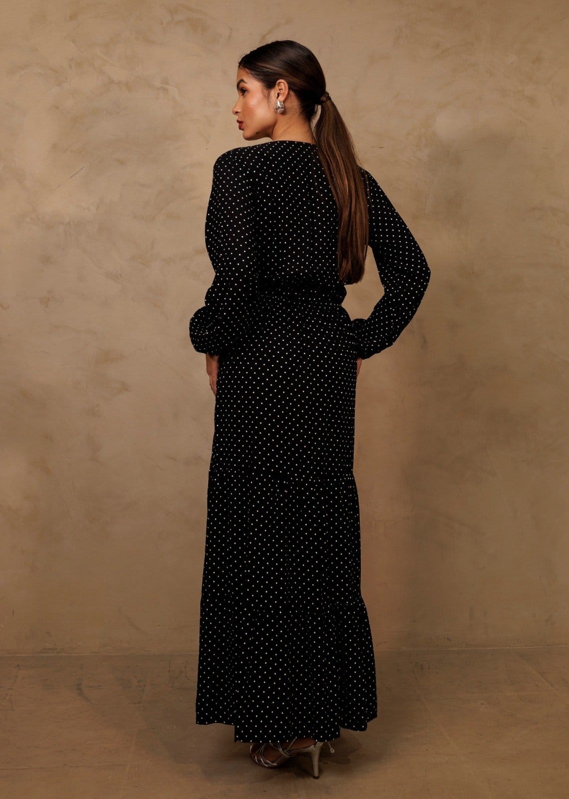 Vista 2 Vestido Longuete Transpasse Manga Longa Decote em V Estampado Cia do Vestido preto