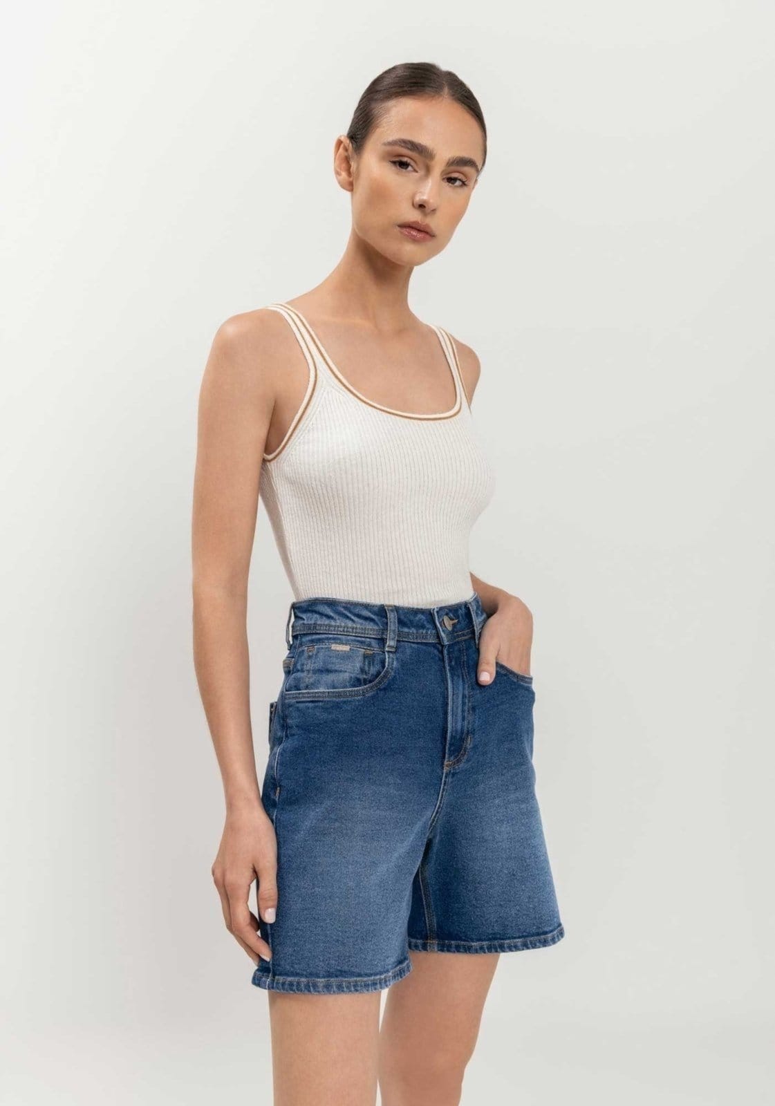 Bermuda Jeans Com Cintura Alta E Bolsos Funcionais