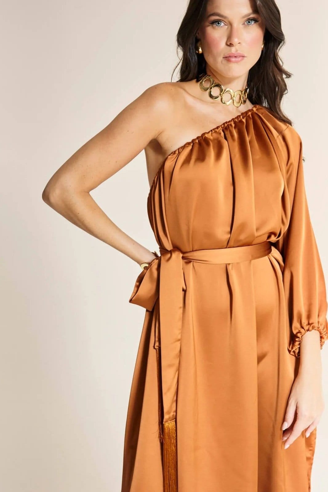 Vista 2 Vestido Cetim Midi Ombro Só Franjas Gloss Tati - Almond VIC BRAND dourado