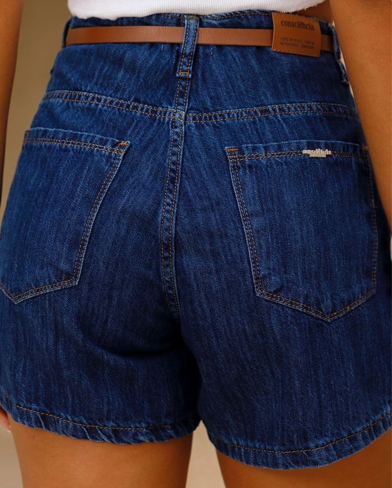 Vista 2 Shorts Mom Feminino com Cinto Pu 24425 Escura Consciência jeans