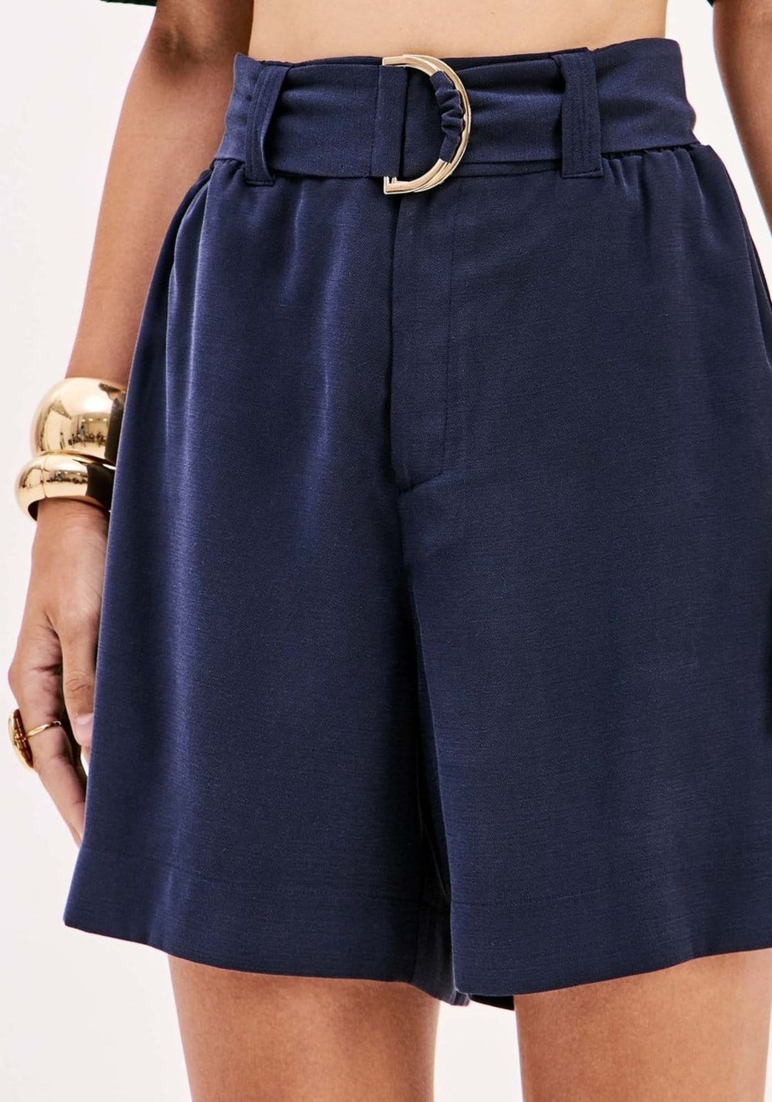 Vista 2 Bermuda Alongada Cintura Alta Com Faixa Lança Perfume azul marinho