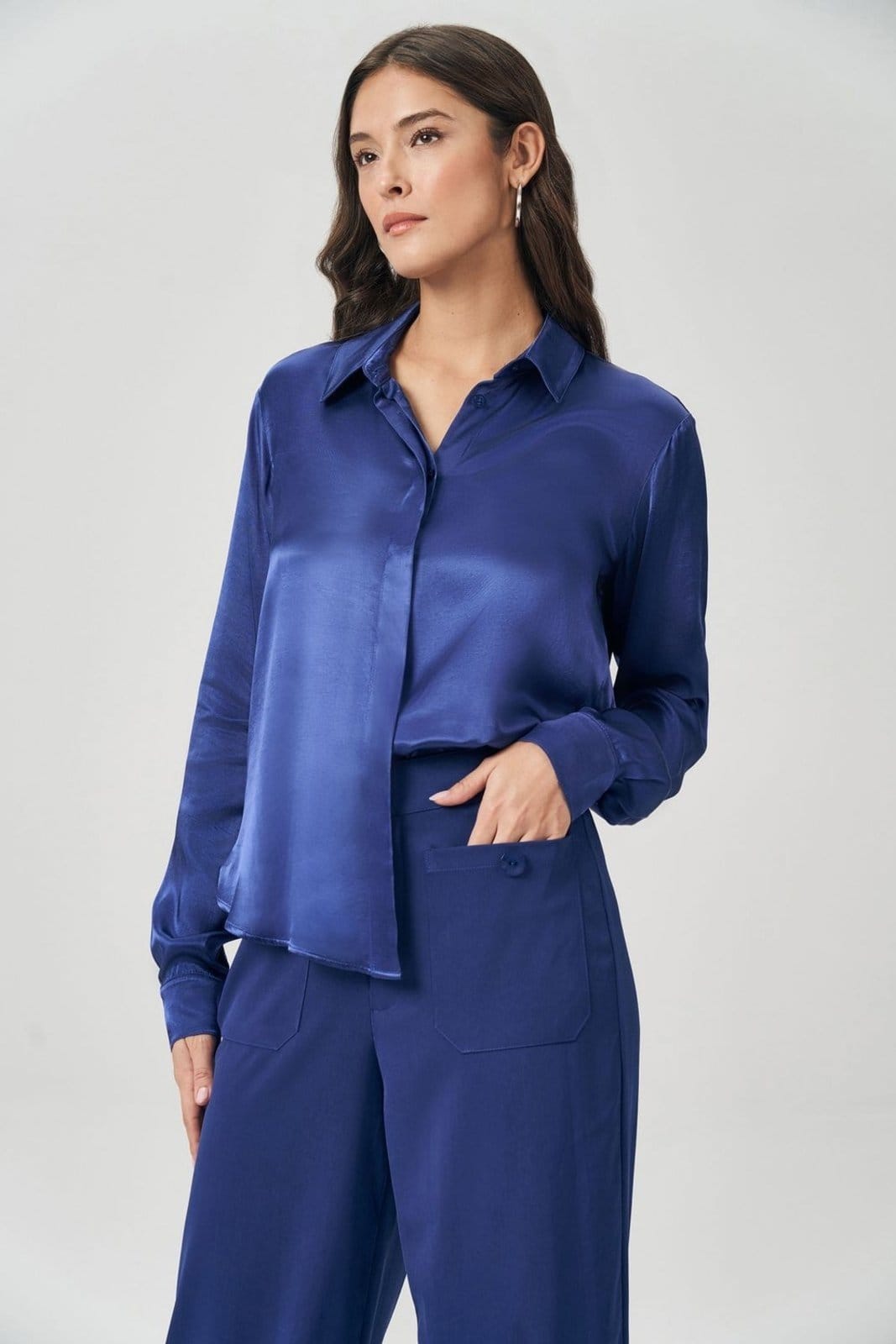 Camisa Acetinada Fluída Feminina Acostamento