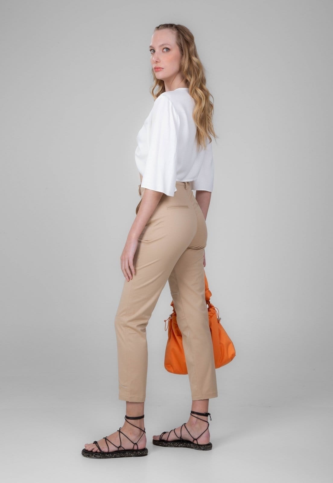 Vista 2 Calça Alfaiataria Traymon Com Recortes Areia Traymon caramelo