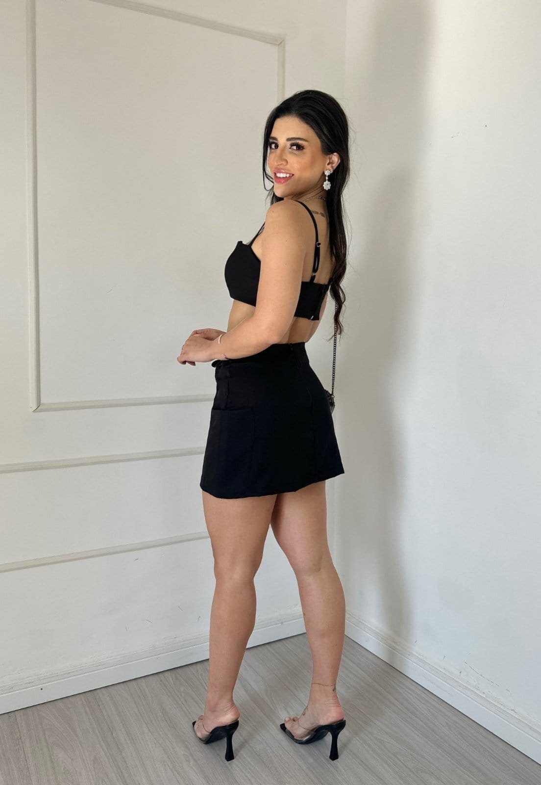 Vista 2 Conjunto Saia e Cropped Alfaiataria Elegante Ludi Cia do Vestido preto